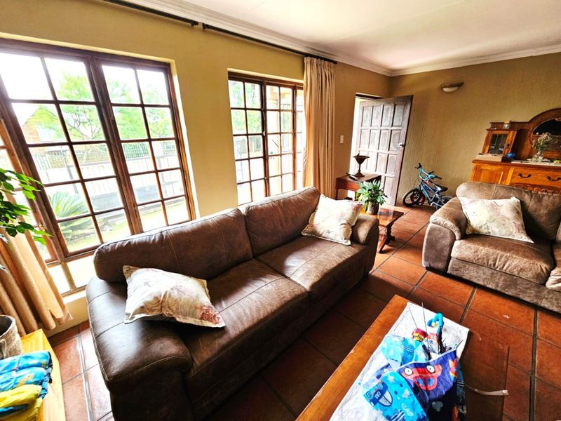 Luxurious 3 Bedroom Tuscan-Style Home with Solar and Back up Water in Secunda - Photo 3
