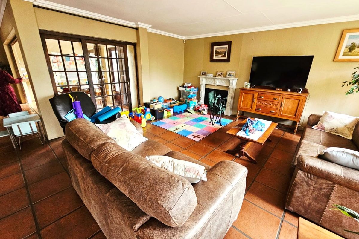 Luxurious 3 Bedroom Tuscan-Style Home with Solar and Back up Water in Secunda - Photo 4