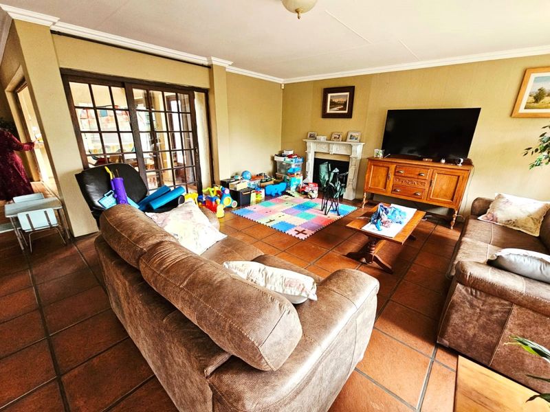 Luxurious 3 Bedroom Tuscan-Style Home with Solar and Back up Water in Secunda - Photo 4