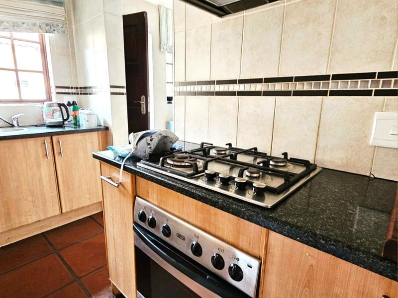 Luxurious 3 Bedroom Tuscan-Style Home with Solar and Back up Water in Secunda - Photo 10