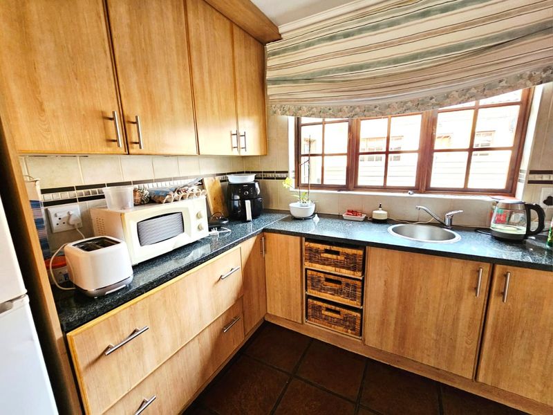 Luxurious 3 Bedroom Tuscan-Style Home with Solar and Back up Water in Secunda - Photo 9