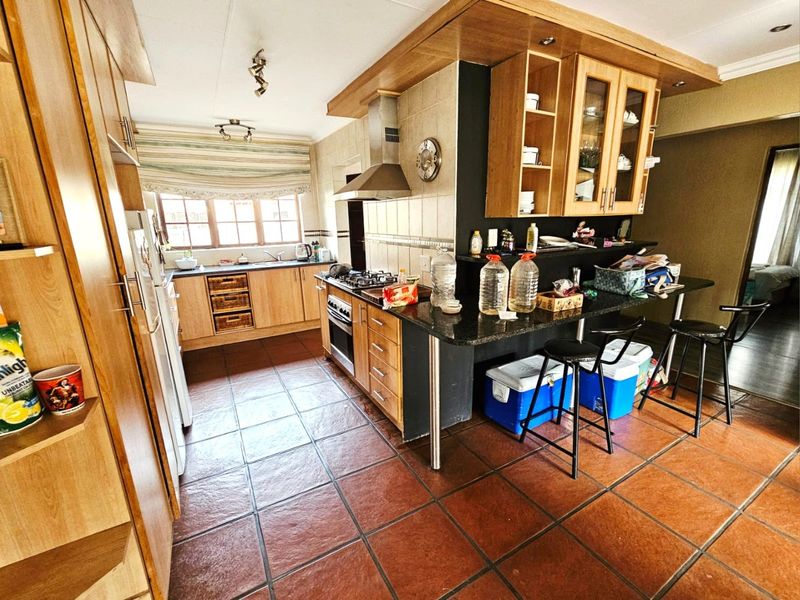 Luxurious 3 Bedroom Tuscan-Style Home with Solar and Back up Water in Secunda - Photo 8