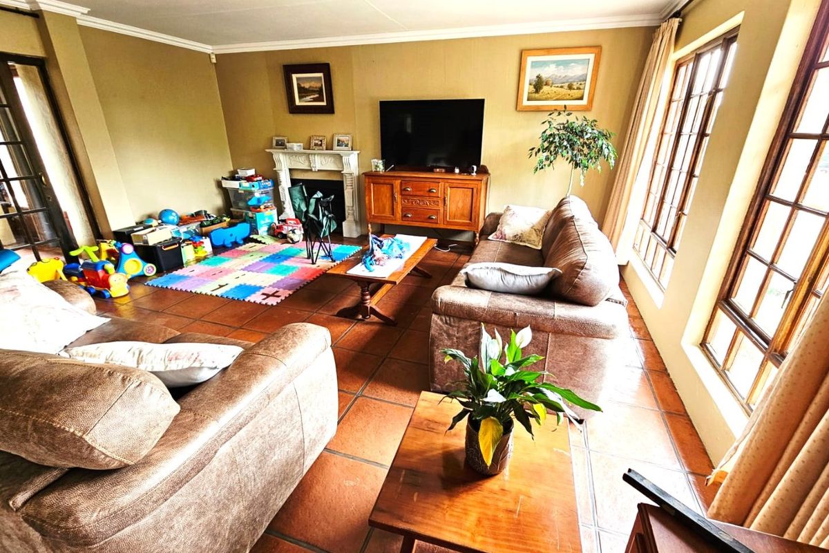 Luxurious 3 Bedroom Tuscan-Style Home with Solar and Back up Water in Secunda - Photo 5