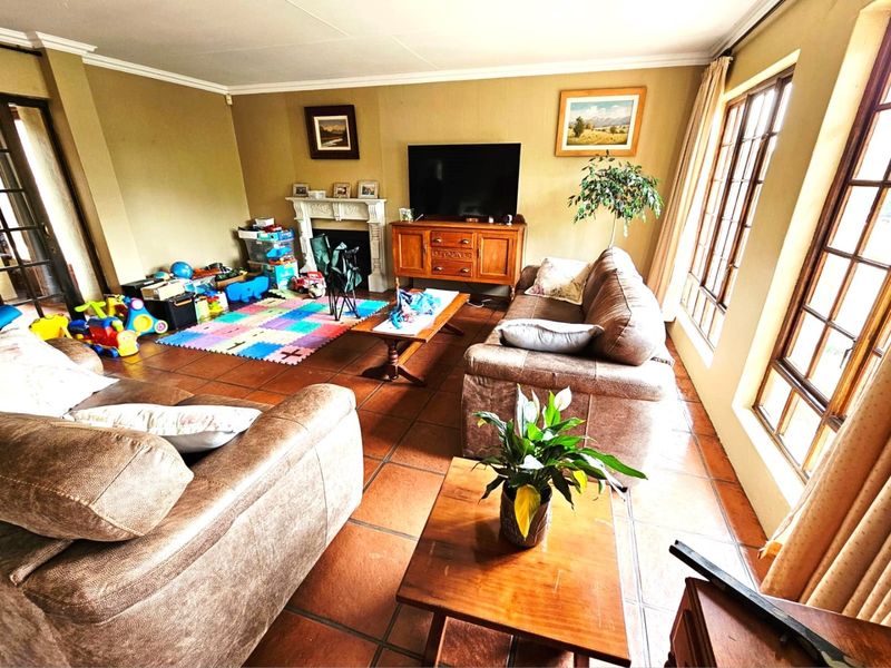 Luxurious 3 Bedroom Tuscan-Style Home with Solar and Back up Water in Secunda - Photo 5