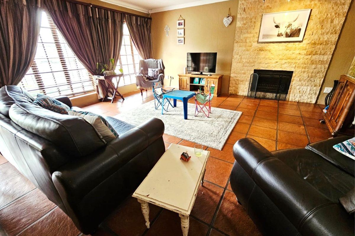 Beautiful Modern 3 Bedroom Tuscan-Style Home in Secunda - Photo 4