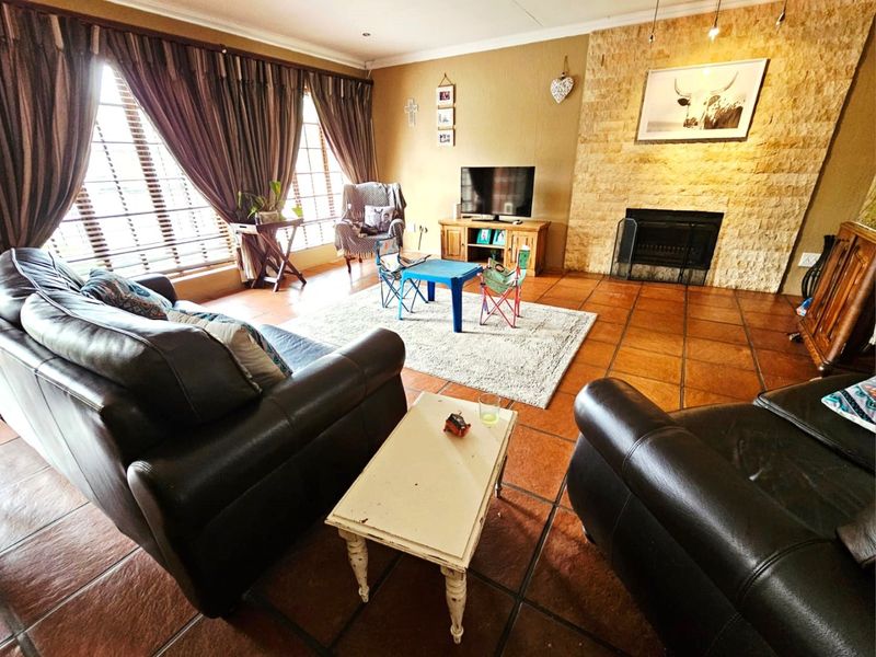 Beautiful Modern 3 Bedroom Tuscan-Style Home in Secunda - Photo 4