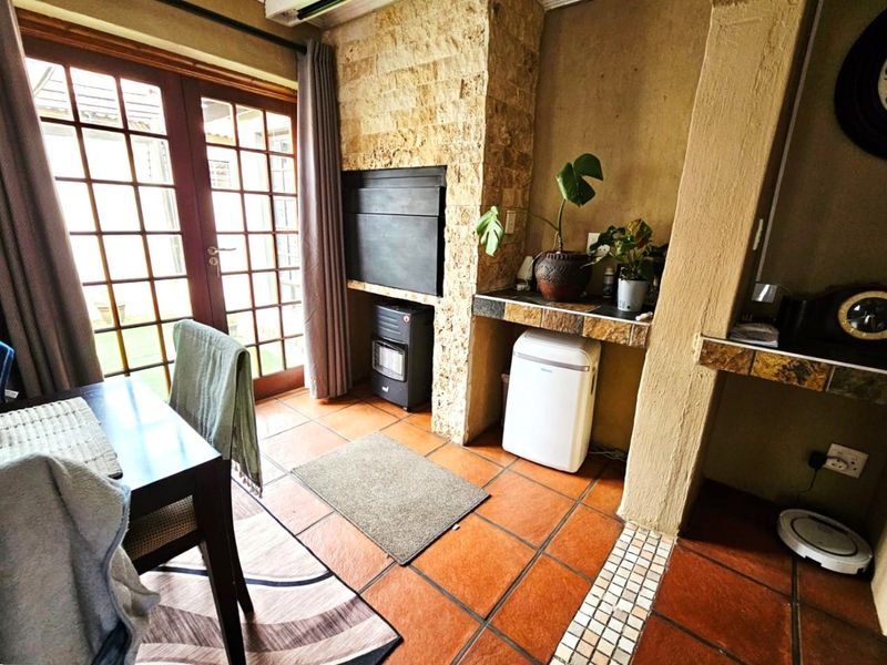 Beautiful Modern 3 Bedroom Tuscan-Style Home in Secunda - Photo 5