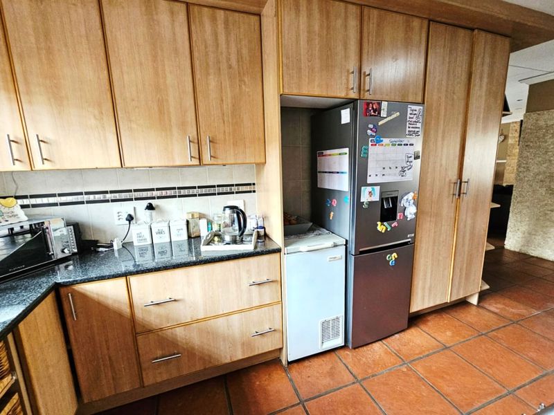 Beautiful Modern 3 Bedroom Tuscan-Style Home in Secunda - Photo 10