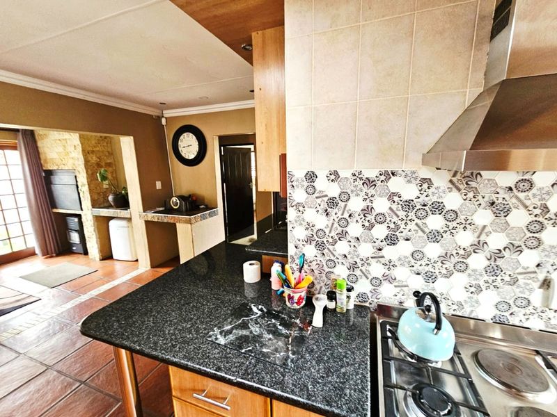 Beautiful Modern 3 Bedroom Tuscan-Style Home in Secunda - Photo 9