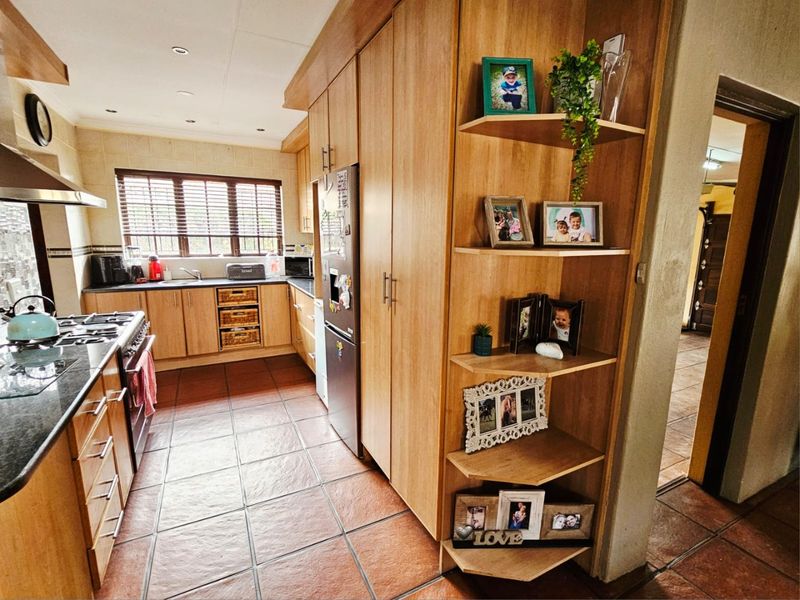 Beautiful Modern 3 Bedroom Tuscan-Style Home in Secunda - Photo 7