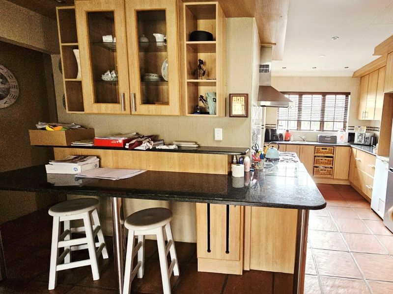 Beautiful Modern 3 Bedroom Tuscan-Style Home in Secunda - Photo 8