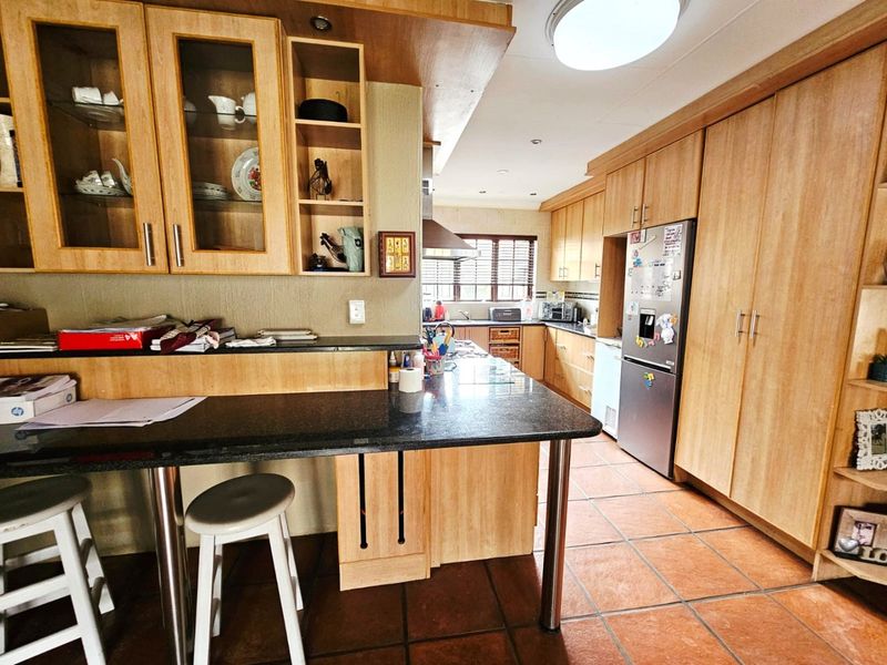 Beautiful Modern 3 Bedroom Tuscan-Style Home in Secunda - Photo 6