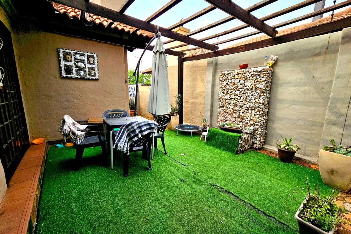 Beautiful Modern 3 Bedroom Tuscan-Style Home in Secunda - Photo 2