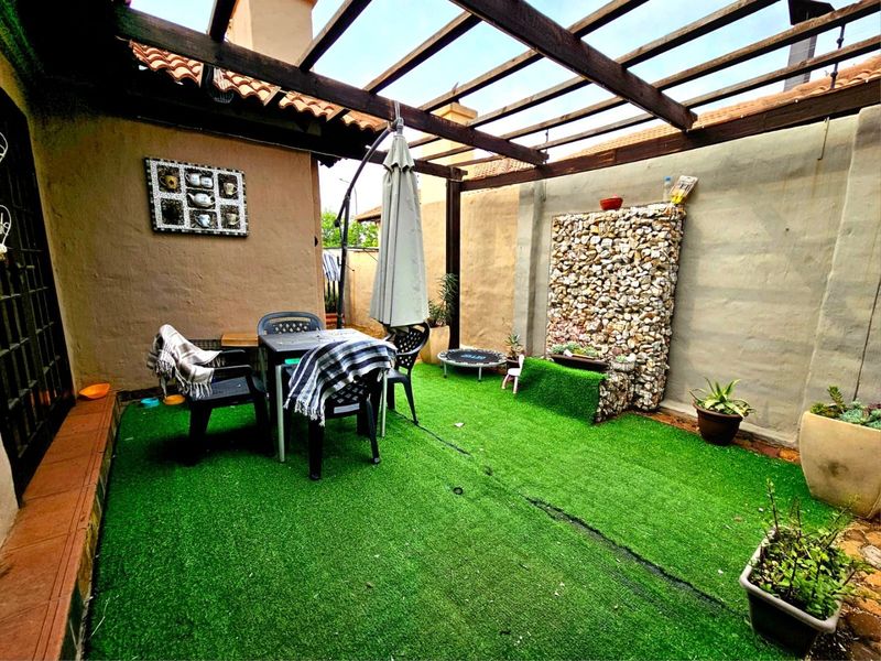 Beautiful Modern 3 Bedroom Tuscan-Style Home in Secunda - Photo 2