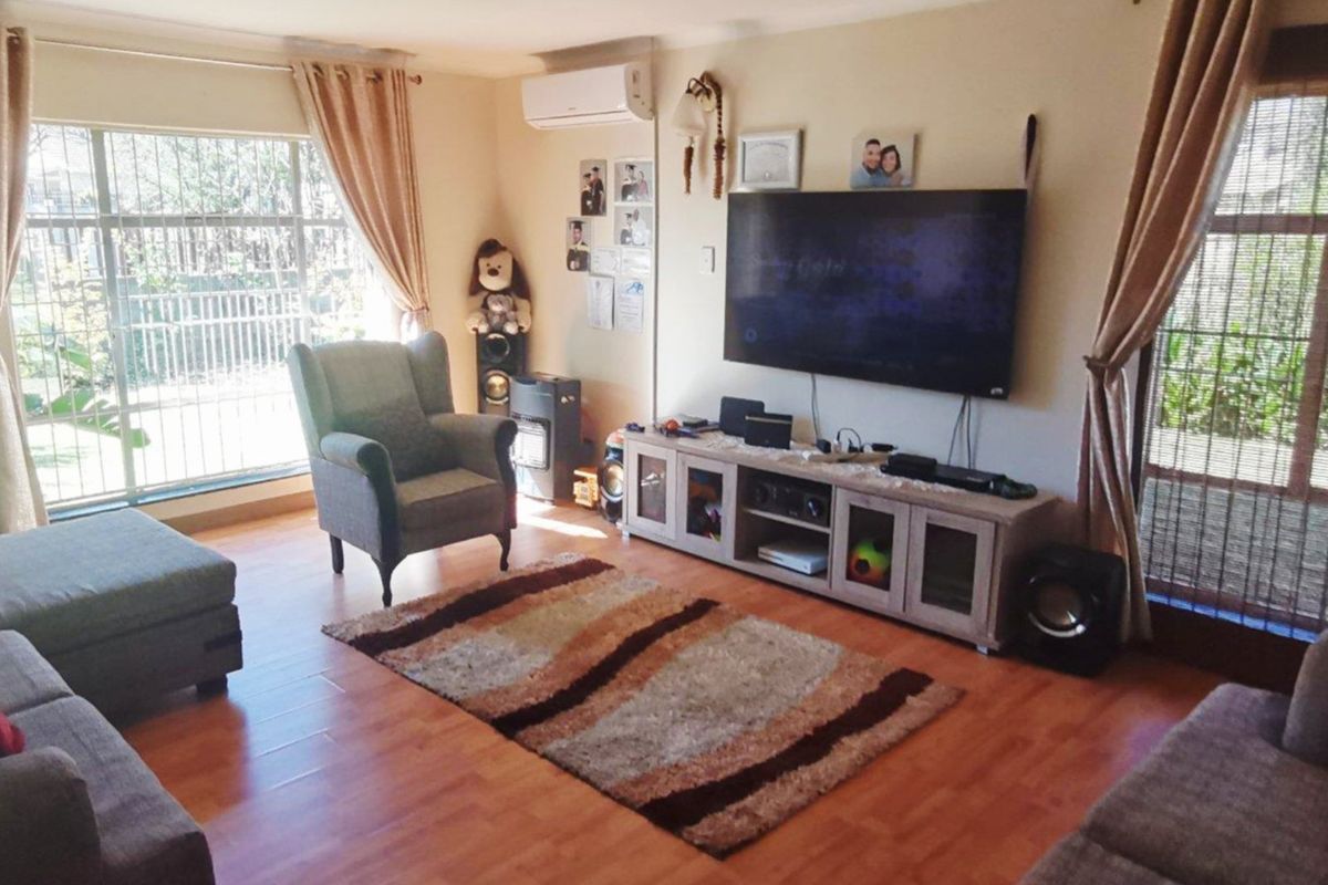 SOLE MANDATE:  Charming 3-Bedroom Family Home with Spacious Yard & Excellent Security – For Sale in Secunda - Photo 3