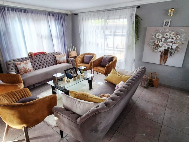 Exquisite Double-Storey Home in Prime Secunda Location - Photo 2