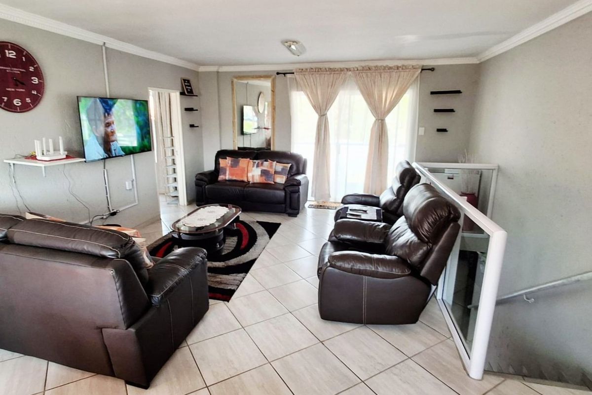 Exquisite Double-Storey Home in Prime Secunda Location - Photo 5
