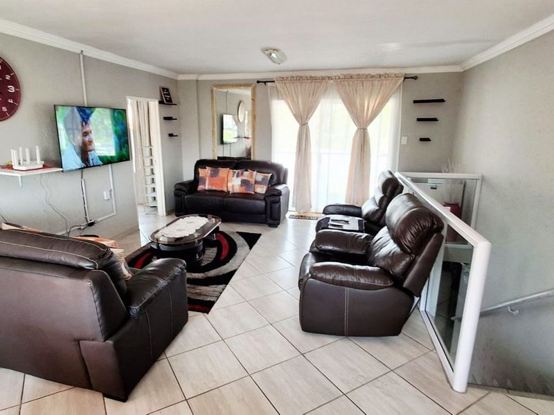 Exquisite Double-Storey Home in Prime Secunda Location - Photo 5