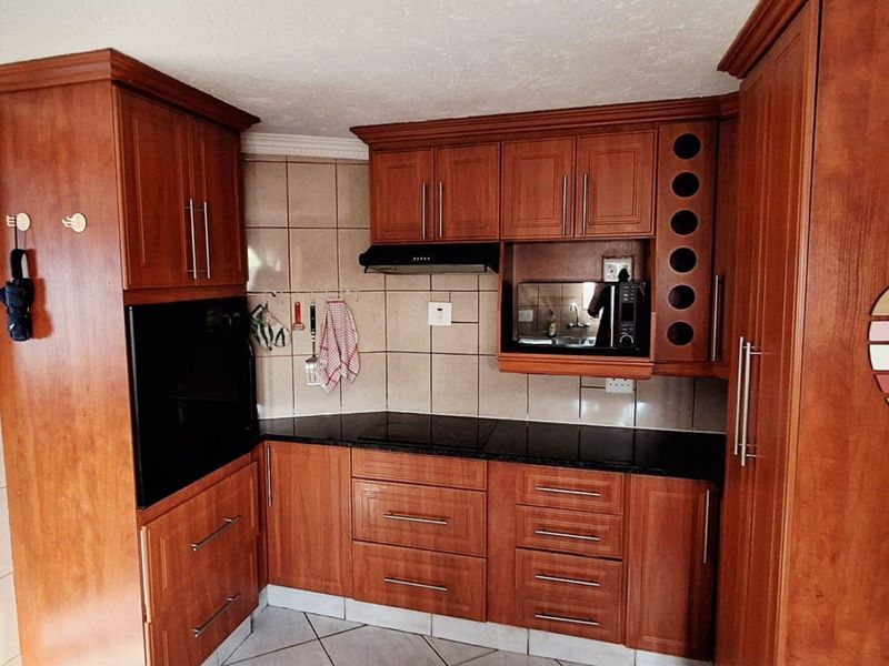 Exquisite Double-Storey Home in Prime Secunda Location - Photo 8