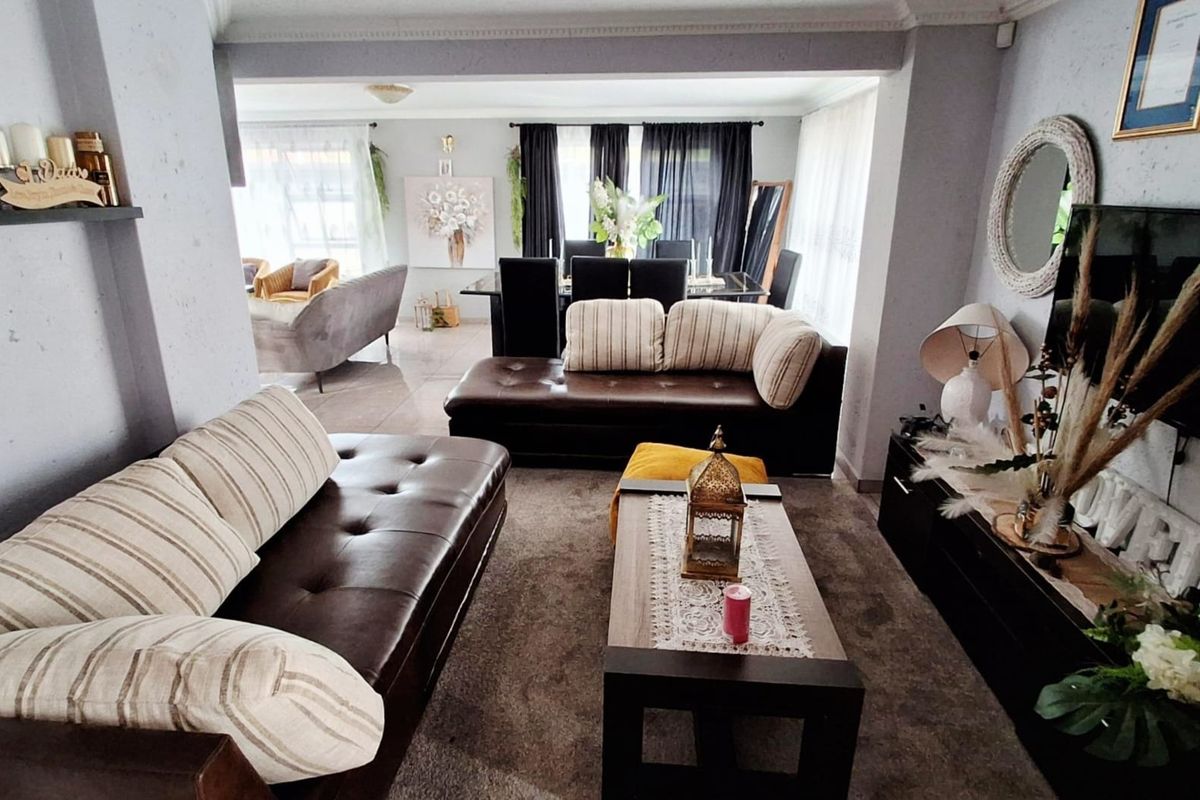 Exquisite Double-Storey Home in Prime Secunda Location - Photo 4