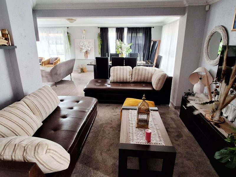 Exquisite Double-Storey Home in Prime Secunda Location - Photo 4