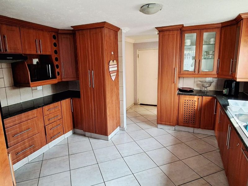 Exquisite Double-Storey Home in Prime Secunda Location - Photo 9