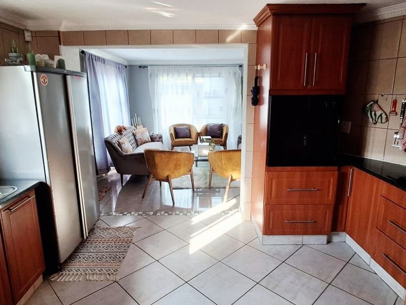 Exquisite Double-Storey Home in Prime Secunda Location - Photo 7