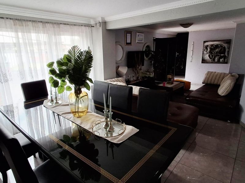 Exquisite Double-Storey Home in Prime Secunda Location - Photo 6