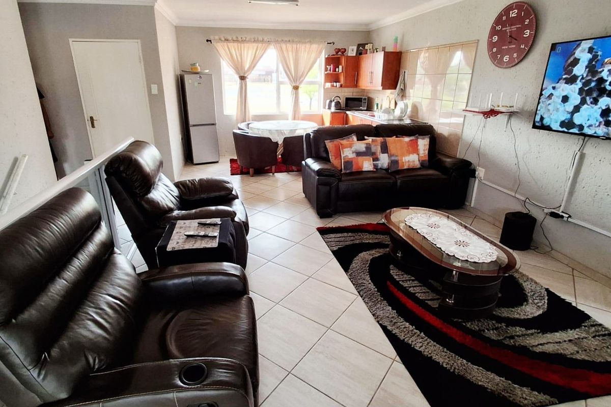 Exquisite Double-Storey Home in Prime Secunda Location - Photo 3