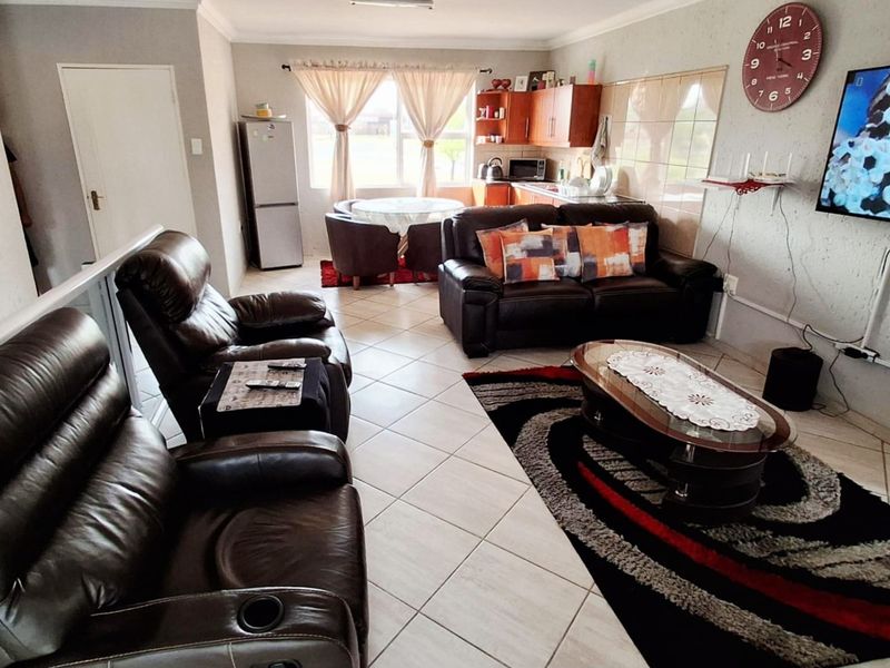 Exquisite Double-Storey Home in Prime Secunda Location - Photo 3
