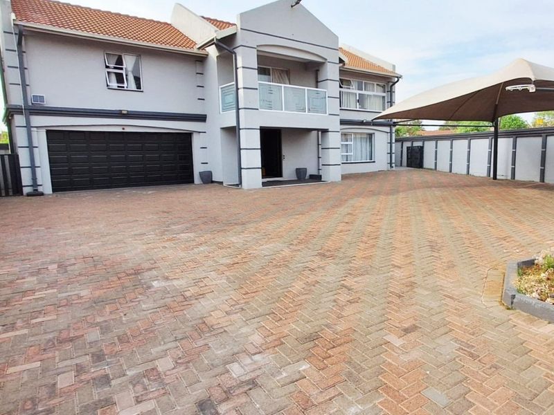 Exquisite Double-Storey Home in Prime Secunda Location - Photo 1