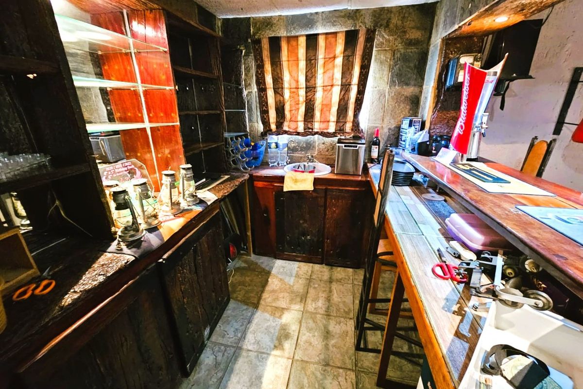 Spacious Home with 8 Garages,  Thatch Flat & Entertainment Area in Trichardt - Photo 3