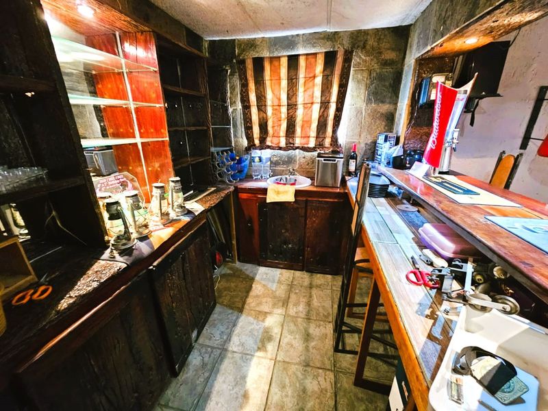 Spacious Home with 8 Garages,  Thatch Flat & Entertainment Area in Trichardt - Photo 3