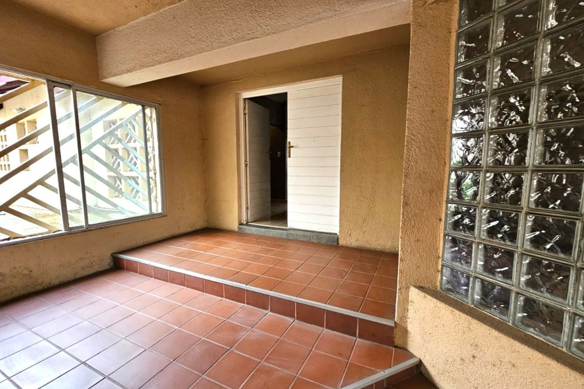 Spacious Home with 8 Garages,  Thatch Flat & Entertainment Area in Trichardt - Photo 2