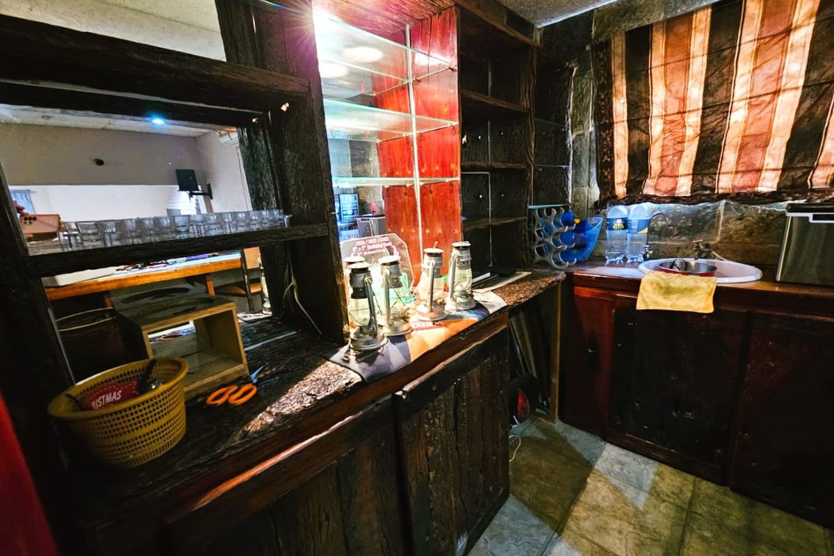 Spacious Home with 8 Garages,  Thatch Flat & Entertainment Area in Trichardt - Photo 4