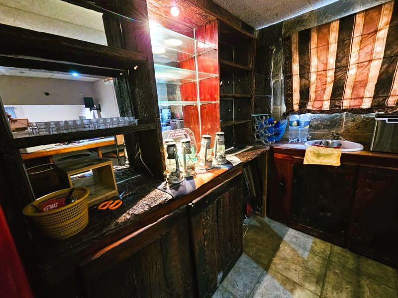 Spacious Home with 8 Garages,  Thatch Flat & Entertainment Area in Trichardt - Photo 4