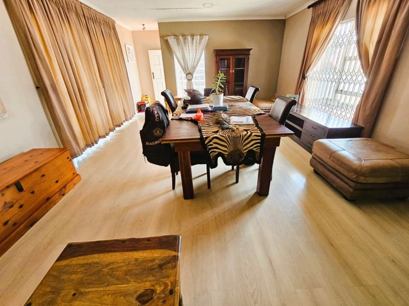 Spacious Home with 8 Garages,  Thatch Flat & Entertainment Area in Trichardt - Photo 10