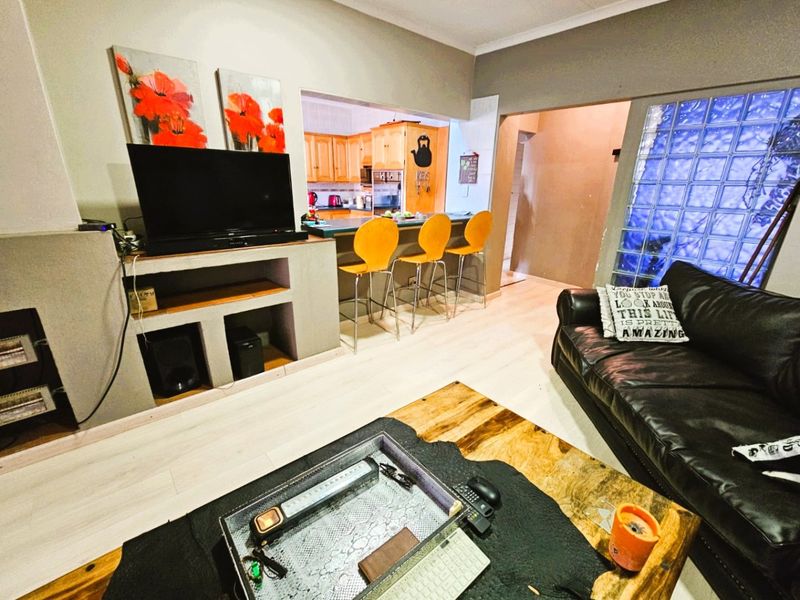 Spacious Home with 8 Garages,  Thatch Flat & Entertainment Area in Trichardt - Photo 9