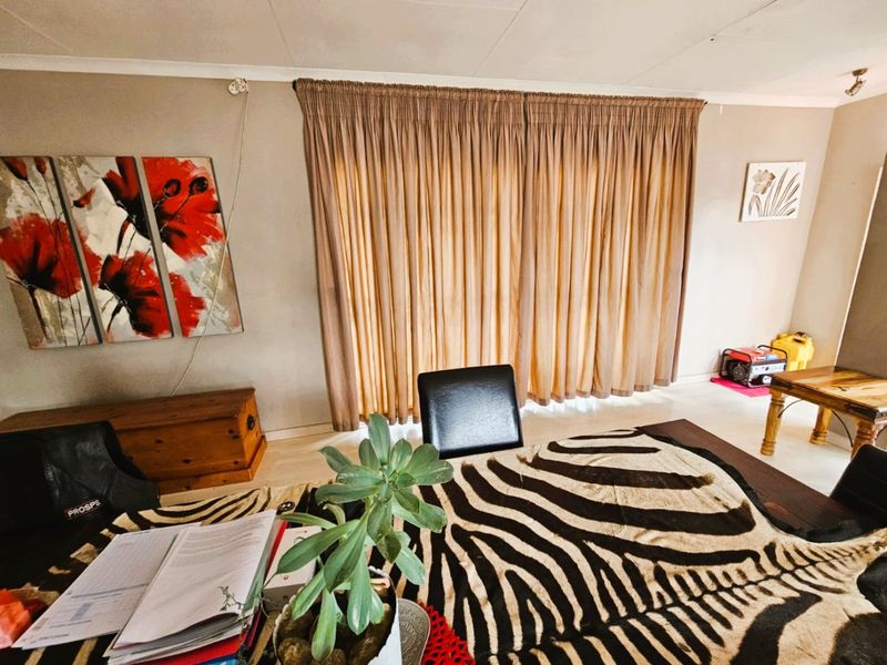 Spacious Home with 8 Garages,  Thatch Flat & Entertainment Area in Trichardt - Photo 8