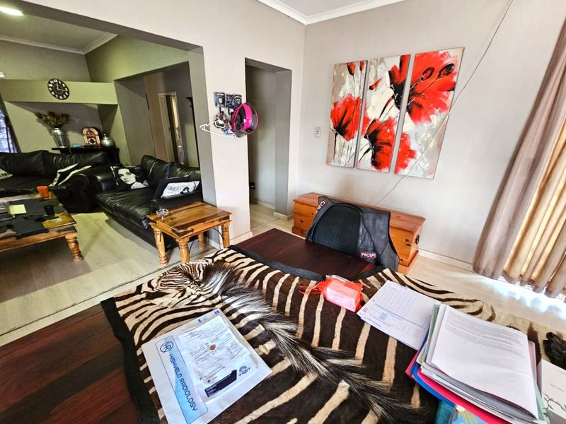 Spacious Home with 8 Garages,  Thatch Flat & Entertainment Area in Trichardt - Photo 7