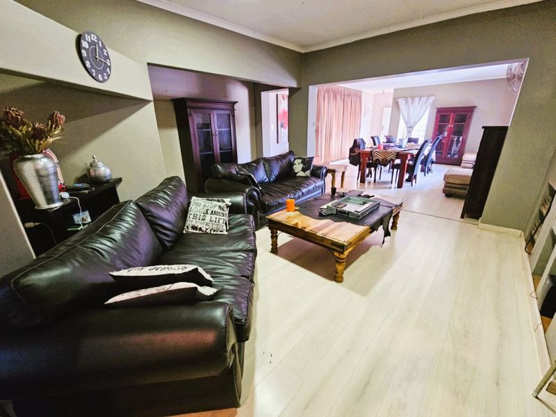 Spacious Home with 8 Garages,  Thatch Flat & Entertainment Area in Trichardt - Photo 6
