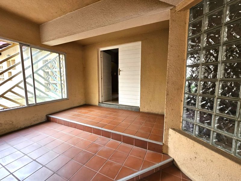 Spacious Home with 8 Garages,  Thatch Flat & Entertainment Area in Trichardt - Photo 2