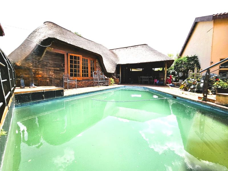 Spacious Home with 8 Garages,  Thatch Flat & Entertainment Area in Trichardt - Photo 1
