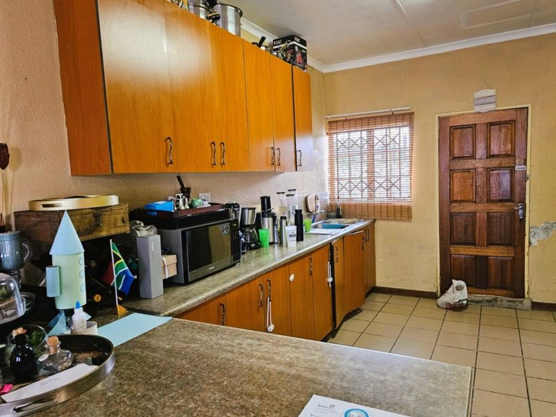 Stunning 2 Bedroom Townhouse in Secunda - Photo 3