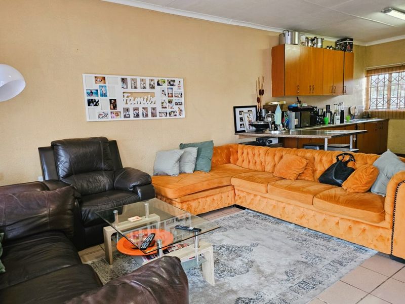 Stunning 2 Bedroom Townhouse in Secunda - Photo 2