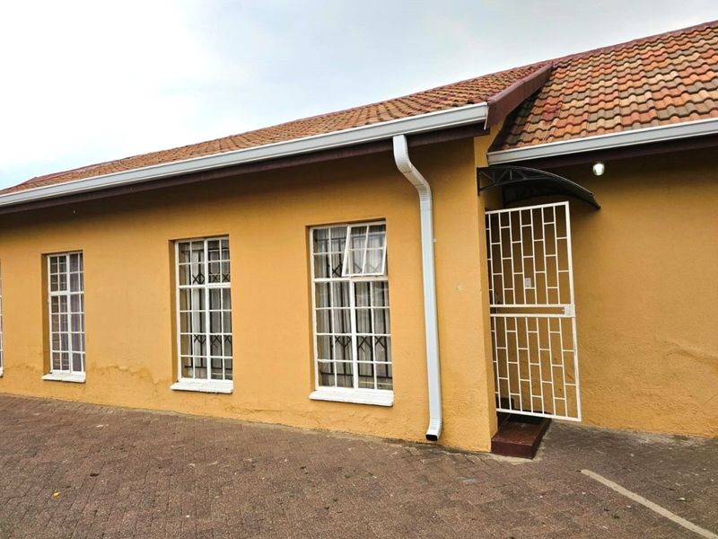 Stunning 2 Bedroom Townhouse in Secunda - Photo 1