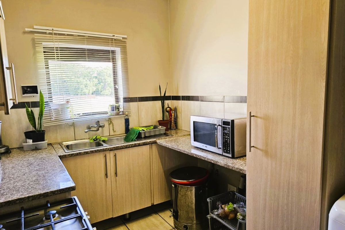 Stunning 3 Bed 2 Bath Modern Apartment in Terra Nova - Photo 5