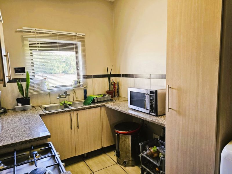 Stunning 3 Bed 2 Bath Modern Apartment in Terra Nova - Photo 5