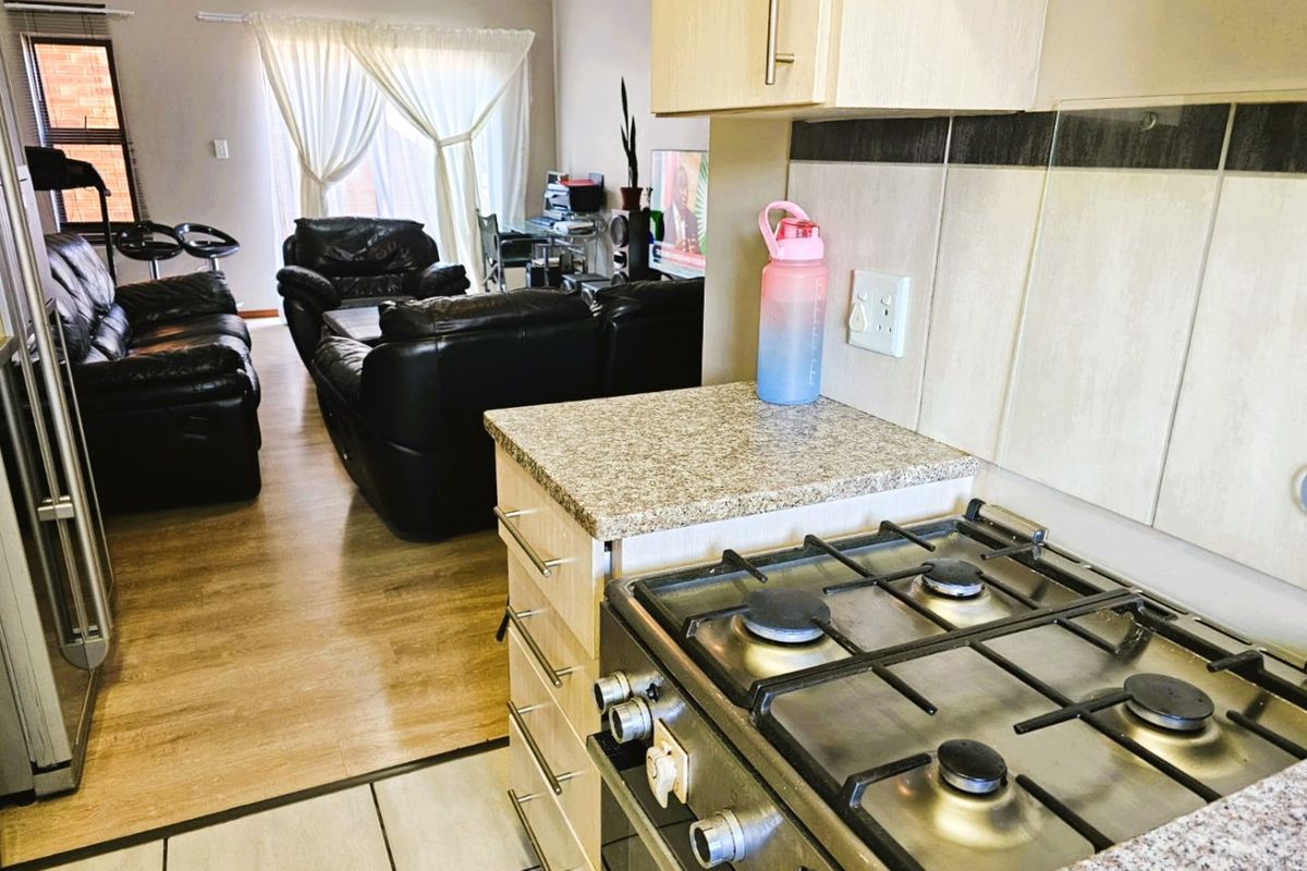 Stunning 3 Bed 2 Bath Modern Apartment in Terra Nova - Photo 4