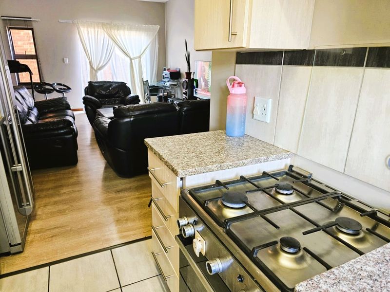 Stunning 3 Bed 2 Bath Modern Apartment in Terra Nova - Photo 4